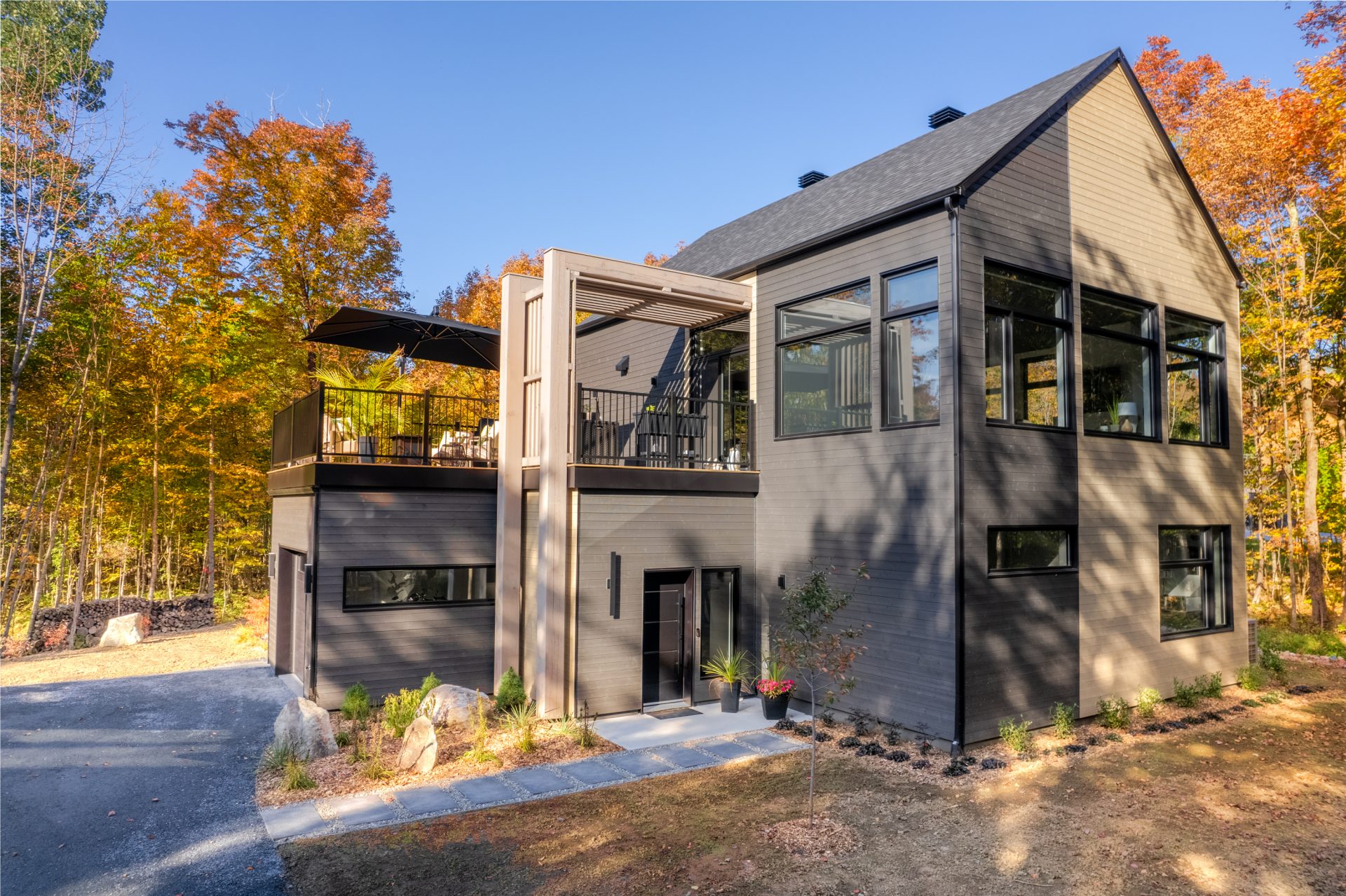 Maison scandinave grise et beige Habitation KYO donc on voit l'implantation dans la forêt, Eastman, Mont-Orford