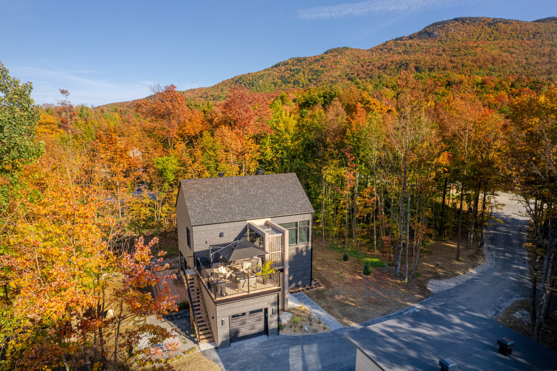 maison scandinave Habitation KYO donc on voit l'implantation dans la forêt à flanc de montagne, Eastman, Mont-Orford