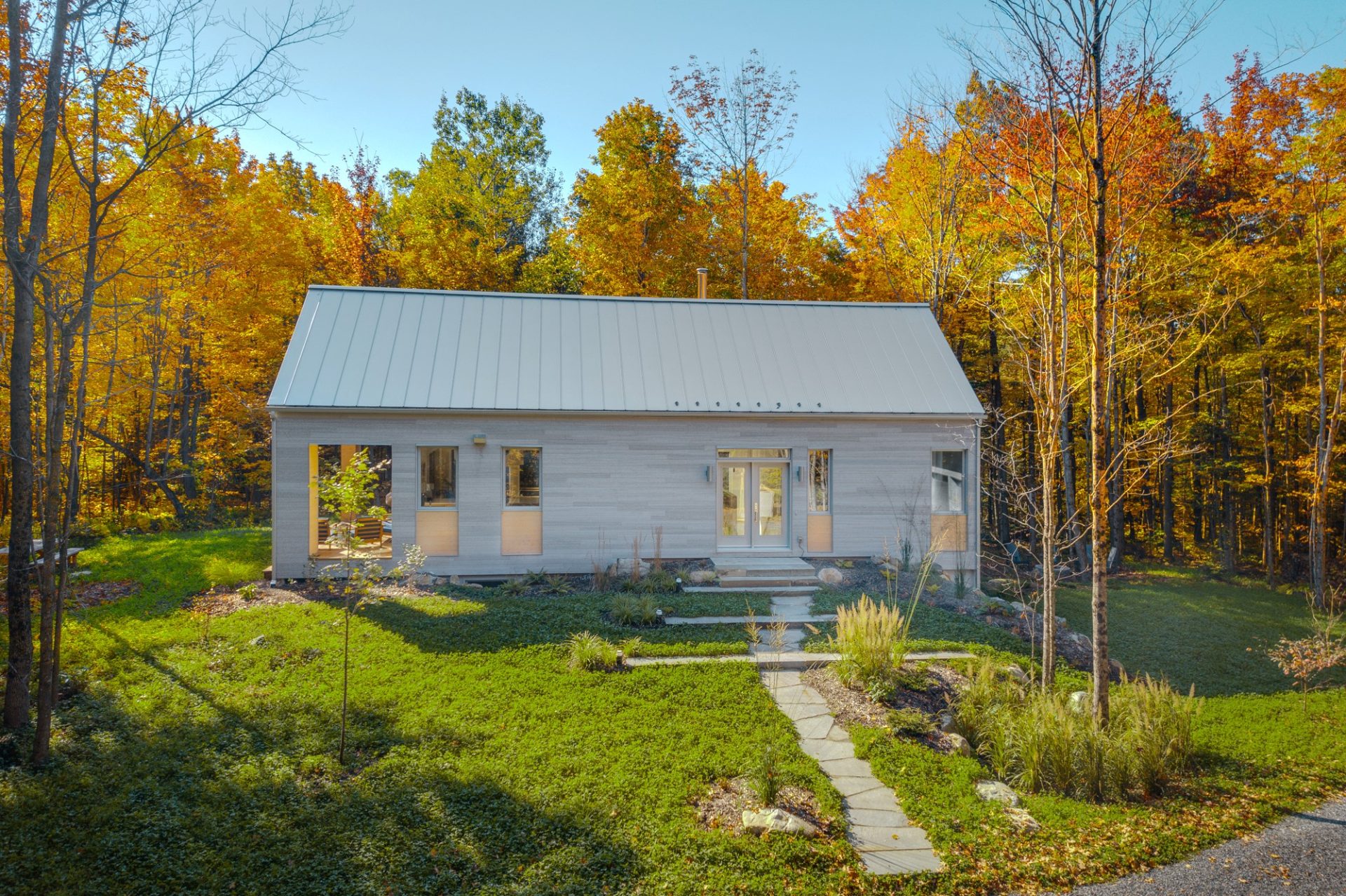 façade de maison scandinave dans les teintes de gris pâle en nature l'automne